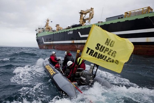 Greenpeace activists take on Margiris © Greenpeace http://www.greenpeace.org/